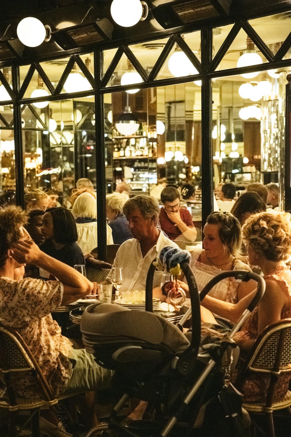 Sala di un ristorante piena di clienti a cena